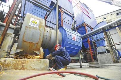 4月4日上午，濟南熱力正式啟動東新熱電廠小型鍋爐拆除作業(yè)。