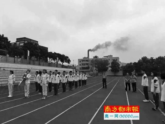 鍋爐黑煙突襲中學(xué) 東莞橡塑公司稱或?yàn)殪F霾