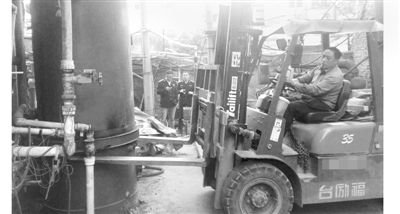 拆除“水上人間”洗浴中心大型燃煤鍋爐及附屬設(shè)施