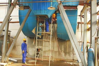 小鴨熱源廠正在進(jìn)行帶式除塵器拆除作業(yè)。潘慶照