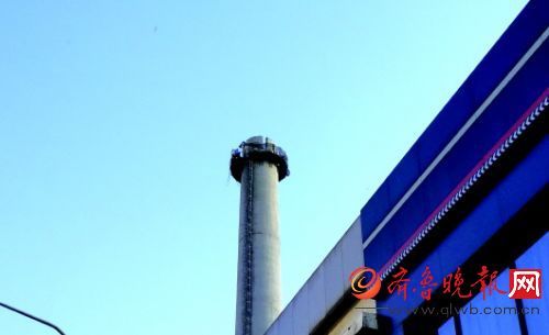 2013年12月15日晨，大煙囪排煙加重了濟(jì)南的空氣污染。