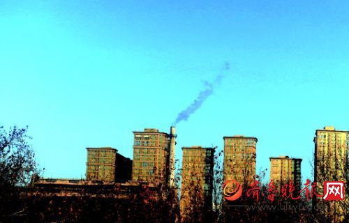 2014年12月1日，藍(lán)天下大煙囪清晰可見。