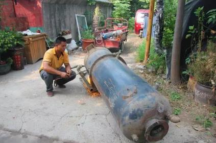 咸陽(yáng)秦都出動(dòng)大型機(jī)械3臺(tái) 現(xiàn)場(chǎng)拆除30臺(tái)燃煤鍋爐